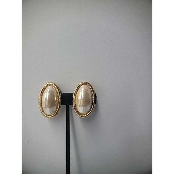 Vintage Earrings Clip On Gold Tone White Middle Scored Jewelry Costume - Picture 5 of 12